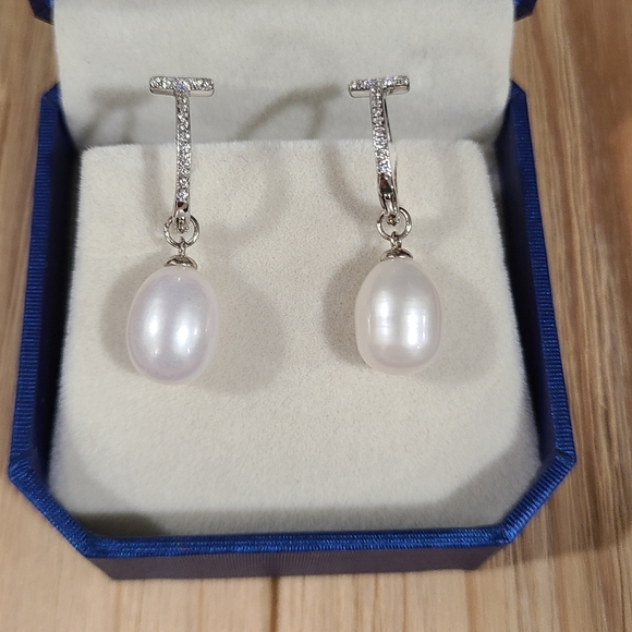 🤍🩶NEW🤍🩶BEAUTIFUL!! T Huggies with CZ'S and Freshwater Pearl Earrings - Picture 12 of 14